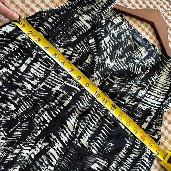 Mossimo Sleeveless Blouse Black White Abstract Print Deep V-Neck Chest Pockets - Picture 6 of 6